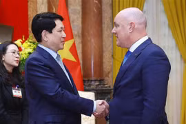 越南国家主席梁强和新西兰总理克里斯托弗·卢克森。图自越通社