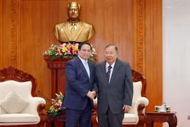 越南政府总理范明政在首都万象会见原老挝人民革命党中央委员会总书记、国家主席本扬·沃拉吉。图自越通社