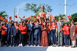越南政府总理范明政出席在多米尼加共和国圣多明各胡志明主席纪念碑前举行的修缮仪式并敬献花圈。图自越通社
