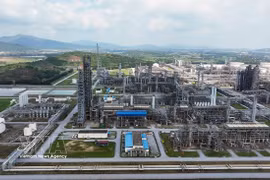 宜山炼油厂。图自越通社