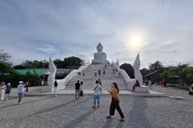 游客在泰国普吉岛Nakkerd山顶朝拜大佛。图自越通社Du khách chiêm bái Tượng Phật Big Buddha trên đỉnh đồi Nakkerd ở Phuket (Thái Lan). (Ảnh: TTXVN phát) 