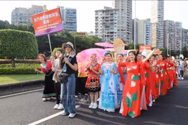 越南参加2025年中国澳门国际幻彩大巡游活动。图自越通社