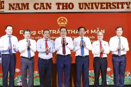 国会主席陈青敏走访南芹苴大学。图自越通社