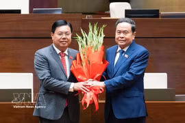 国会主席陈青敏向新任内务部部长阮进海赠送鲜花表示祝贺。图自越通社