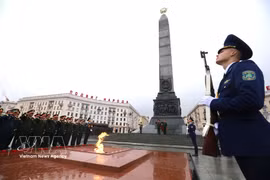 阮仲义大将率越南人民军高级政治干部代表团前往胜利纪念碑敬献花圈。图自越通社
