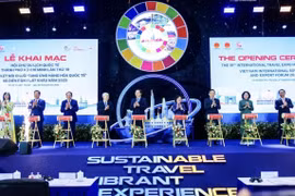 “国际商品供应链对接 - Vietnam International Sourcing 2025”系列活动、2025年胡志明市出口论坛和2025年胡志明市国际旅游博览会在胡志明市西贡会展中心正式开幕。图自越通社