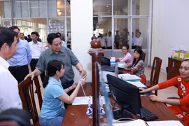 越南政府总理范明政前往芹苴市宁桥坊公共行政服务中心视察工作。图自越通社