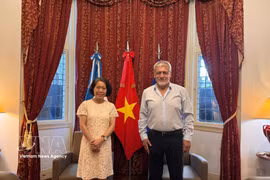 越南驻阿根廷大使吴明月会见拉丁美洲和加勒比国家公务人员联合会主席胡里奥·富恩特斯。图自越通社