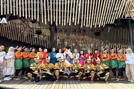 越南展馆与马来西亚展馆联合举办文化艺术交流活动。图自人民报