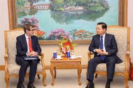越南政府副总理陈红河在河内会见法国战略金属和矿物部际代表本杰明·加勒佐。图自越通社