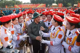 越南政府总理范明政走访慰问参加阅兵、游行的各力量单位。图自越通社