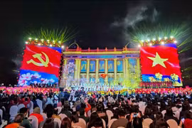 “95周年·照亮前行之路的光辉”特别文艺演出在河内举行。图自越通社