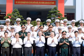 越共中央总书记苏林视察国防部海军第五区