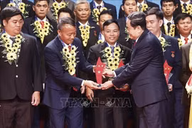 国会主席陈青敏向模范工人党员授予奖杯 图自越通社