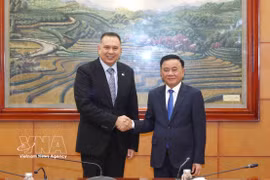 越共中央政治局委员、书记处常务书记陈锦秀（右）和新加坡公共服务署署长兼新加坡国际公共行政学院执行董事克里斯托弗·普拉加萨姆。图自越通社