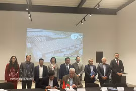 双方在保加利亚—越南企业论坛上签署合作意向书。图自越通社