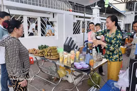 金瓯省合作社与金瓯省报和广播电视台联合举办“一乡一品”（OCOP）集市，边销售边进行线上直播带货，推介宣传全省各地的特产。图自越通社