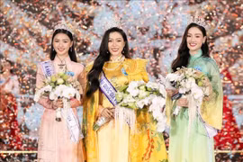 阮玉翘维（中间）加冕2024年越南国家小姐。图自越通社