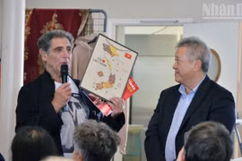 厄尔-卢瓦尔省法越友好协会主席吉尔伯特·特内兹分享与越南的团结友谊之情。图自越通社