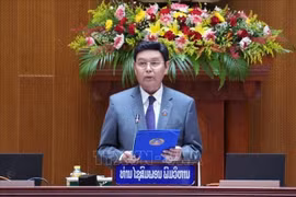 老挝国会主席赛宋蓬·丰威汉主持开幕式。图自越通社