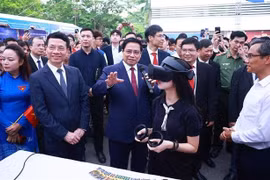 范明政总理参观创新与数字化转型产品展览。图自越通社