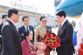 越南国家主席梁强抵达万象 开始对老挝进行国事访问