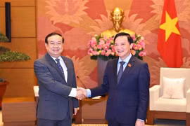 越南国会副主席阮克定和老挝国会对外委员会主任萨尼亚·普拉塞特。图自越通社
