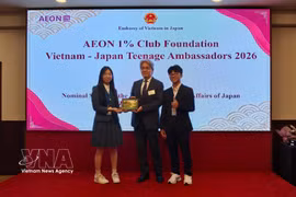 学生们向永旺1%俱乐部基金会代表赠送纪念品。图自越通社