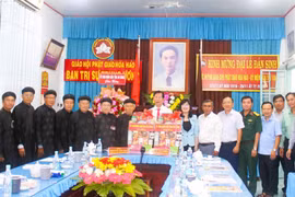 安江省领导探访并祝贺和好佛教黄教祖圣诞大典。图自越通社