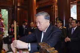 苏林总书记向胡志明主席敬香。图自越通社
