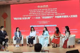 越中青年代表围绕“同志加兄弟，携手向未来的主题进行交流分享。图自越通社