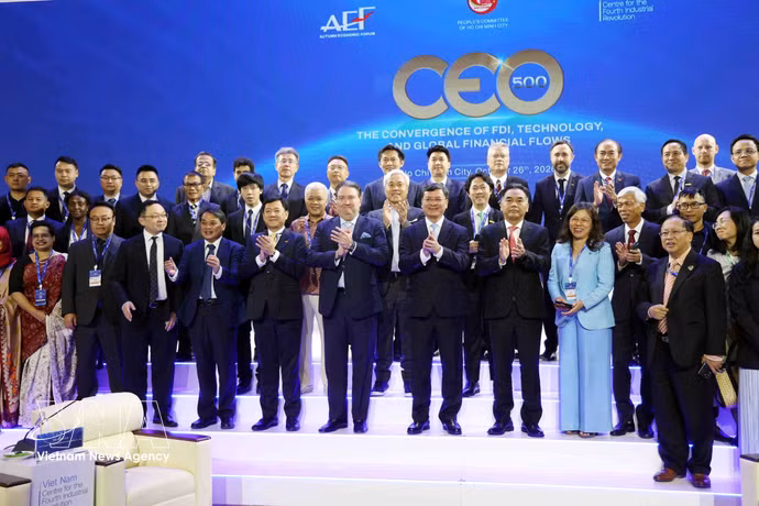 参加论坛的代表们合影。图自越通社