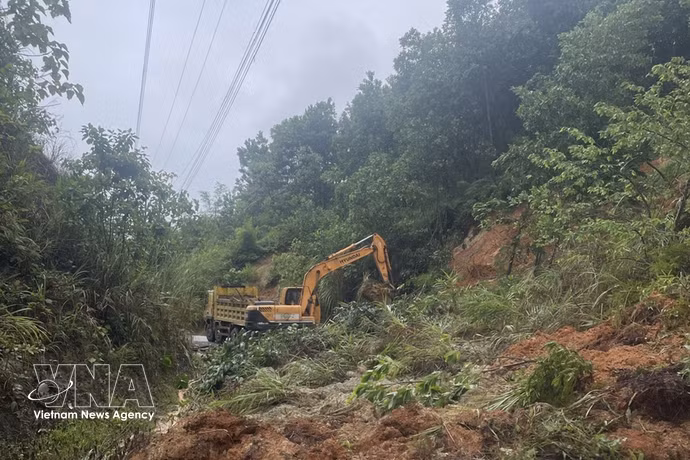 清化省暴雨洪水造成山区山体滑坡，导致道路中断。图自越通社