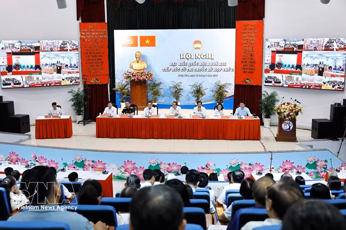 越南国会主席陈青敏接触选民。图自越通社