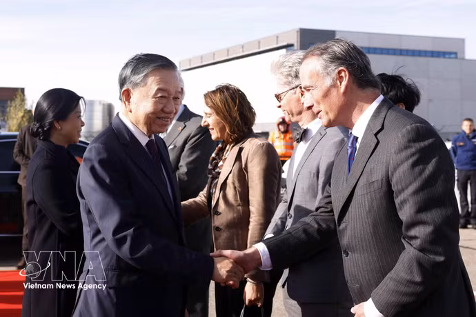 比利时官员在布鲁塞尔梅尔斯布鲁克军用机场为越共中央总书记、国家主席苏林和夫人吴芳璃及越南高级代表团送行。图自越通社