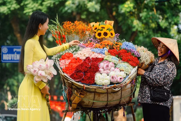 卖花的单车小贩是河内秋天一道特有的美景。图自越通社