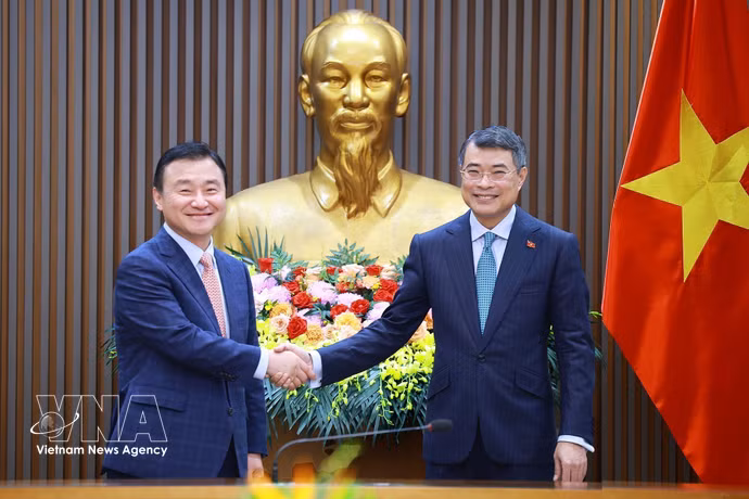越南政府总理黎明兴会见三星电子联席首席执行官卢泰文。图自越通社