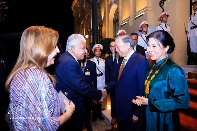 10月6日晚，越共中央总书记、国家主席苏林和夫人于10月6日晚为巴拿马共和国总统何塞·劳尔·穆利诺和夫人举行招待宴会。图自越通社