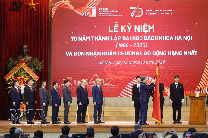 越共中央总书记、国家主席苏林向河内理工大学授予一等劳动勋章。图自越通社