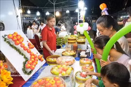 2026年奠边美食节吸引众多游客驻足观看购物。图自越通社
