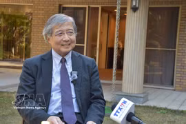 东京大学城市经济与资源研究中心高级研究员、亚洲开发银行研究所研究员西泽利郎接受越通社记者采访。图自越通社