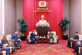 越共中央政治局委员、公安部长梁三光大将在河内会见来访的意大利莱奥纳多集团高级副总裁丹尼埃莱·塔瓦尔诺。图自越通社
