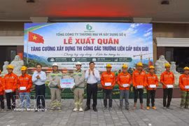 奠边省与奠边省六号贸易与建设总公司领导向即将出征参与支援那布九年一贯制寄宿学校建设的工程师和工人赠送慰问品。图自越通社