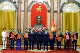 越共中央总书记、国家主席苏林向政府副总理、公安部长和外交部长颁发任命决定。图自越通社