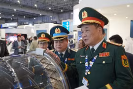 国防部副部长黄春战上将酋参加2025年迪拜航空展。图自《人民军队报》