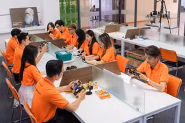资料图：FPT大学生正在上课。图自越通社
