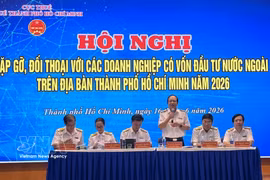 胡志明市税务部门代表解答外资企业的问题。图自越通社