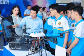 大学生参观2025年9月世界知识产权组织（WIPO）总干事与越南青年对话活动上开设的科技产品展区。图自越通社
