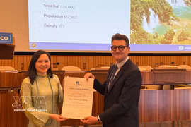 越南常驻联合国教科文组织（UNESCO）代表团团长阮氏云英大使领取认定证书。图自越通社