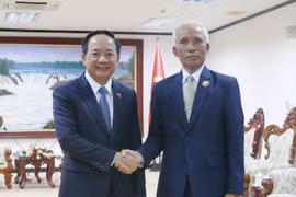 老挝人民革命党中央书记处书记、中宣部部长坎潘·培亚翁会见越共中央书记处书记、中央宣教与民运部部长郑文决。图自越通社